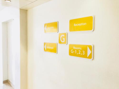 a sign on the wall of a hospital room at City Empire New Delhi Train Station in New Delhi