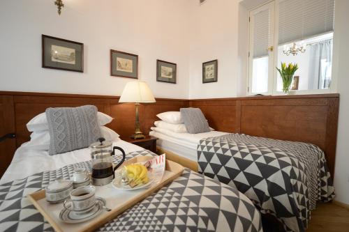 Postel nebo postele na pokoji v ubytování Crystal Suites Old Town