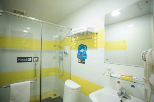 A bathroom at 7Days Inn Huizhou West Lake
