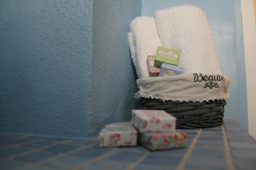 a bathroom with a basket of towels and presents at La Casetta 19 in Polignano a Mare