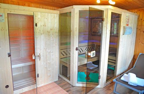 eine Sauna mit Glastüren in einer Hütte in der Unterkunft Appartements Bacherhof in Schladming