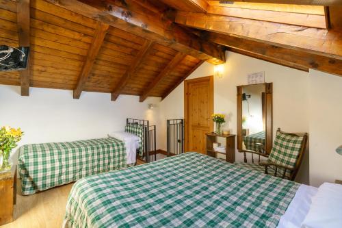 a bedroom with a green and white checkered bed at Agriturismo Giacomino in Gera Lario