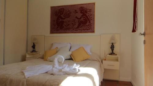 a bedroom with a bed with towels on it at Rincón De Angeles in Tandil