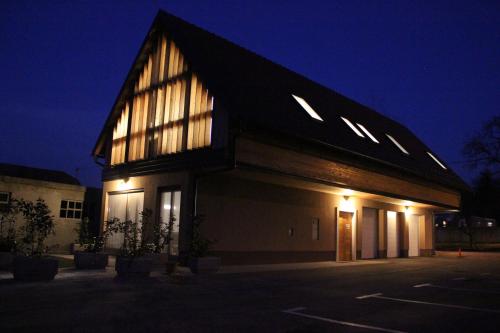 um edifício com uma fachada iluminada à noite em Guest accomodation Klancar em Ig