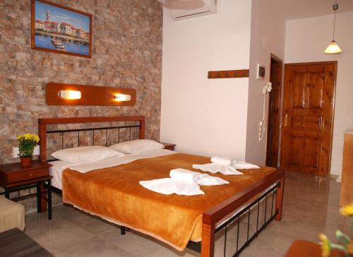Кровать или кровати в номере Kato Stalos Mare