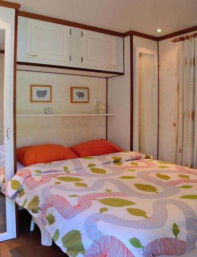 En eller flere senge i et værelse på Chalet Ketjil