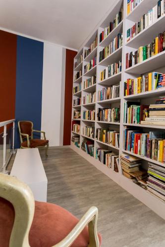 a library with book shelves filled with books at Boulevard 900 in Revello