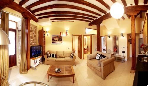 een woonkamer met 2 banken en een tv bij Casa Rural Siguenza Domus 200m2 de Vivienda y Exterior in Sigüenza