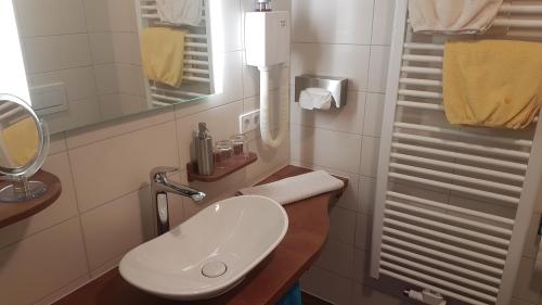 
Ein Badezimmer in der Unterkunft Hotel-Restaurant Goldenes Lamm
