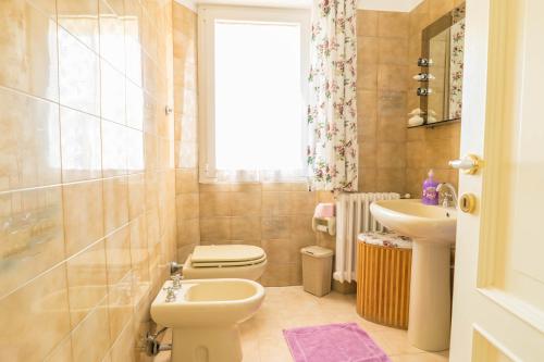 a small bathroom with a toilet and a sink at Casa Berta, a due passi dal mare in Numana