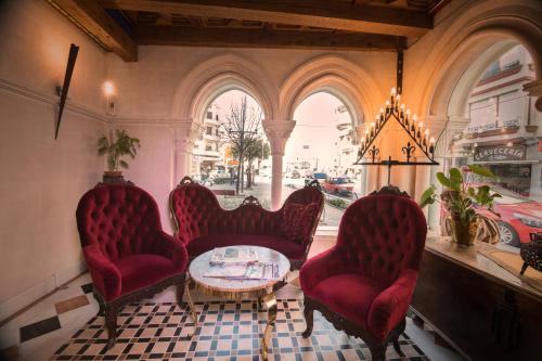 a living room filled with chairs and tables at Hotel Julia in Aranda de Duero
