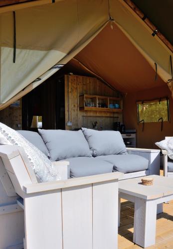 kanapę w namiocie ze stołem w obiekcie Safaritent w mieście Oostvoorne