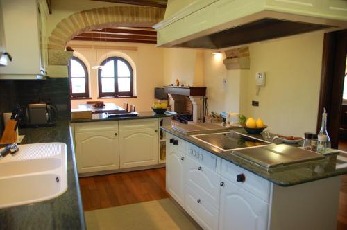 een grote keuken met een wastafel en een fornuis bij Cal Petit in Santa Cristina d'Aro