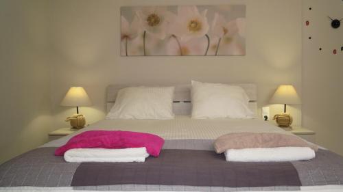 カト・ダラトソにあるSmile Studioのベッドルーム1室(ピンクと白のタオルが付いたベッド1台付)