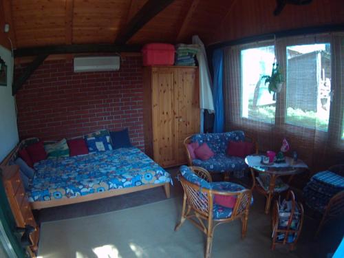 ザラカロシュにあるBanya Tanya Zalakarosのベッドルーム1室(ベッド1台、テーブル、椅子付)