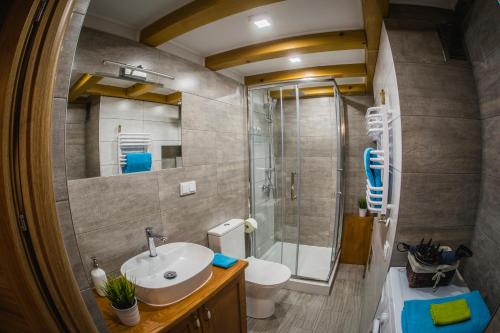 Un baño con lavabo, inodoro y ducha. en Top Apartments - Dunin Wąsowicza, en Cracovia