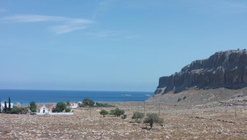 een uitzicht op een heuvel met een huis en de oceaan bij Seashell in Lindos