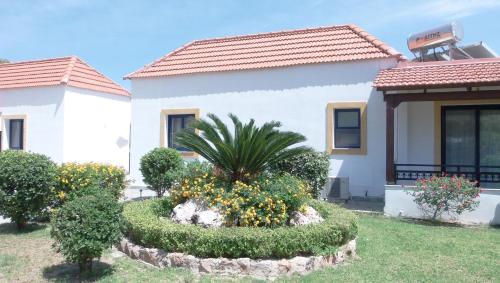 een huis met een bloementuin ervoor bij Seashell in Lindos