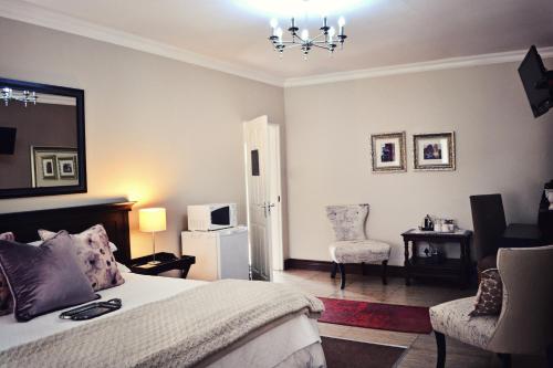 מיטה או מיטות בחדר ב-Bokmakierie Gastehuis Emalahleni Pty Ltd