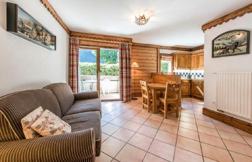 un salon avec un canapé et une table dans l'établissement Residence La Ginabelle - maeva Home, à Chamonix-Mont-Blanc