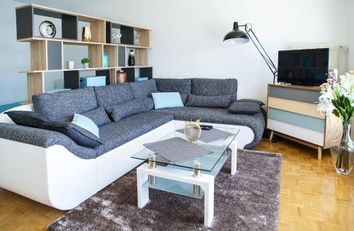 ein Wohnzimmer mit einem Sofa und einem Tisch in der Unterkunft Studio with Lake View in Montreux