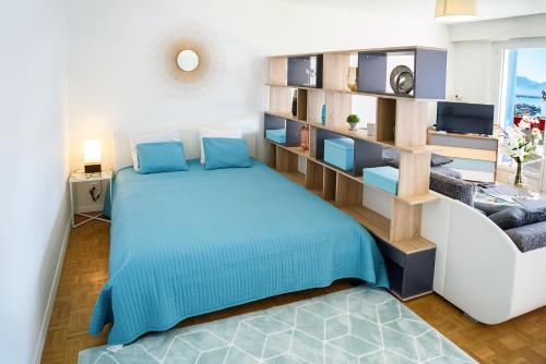 ein Schlafzimmer mit einem Bett und einem Bücherregal in der Unterkunft Studio with Lake View in Montreux