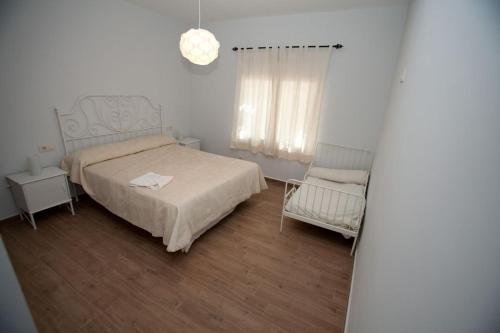 ルイデラにあるCasa rural la forillaのベッドルーム1室(ベッド1台、椅子付)