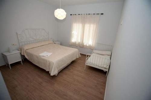 una camera da letto con un letto e una sedia di Casa rural la forilla a Ruidera