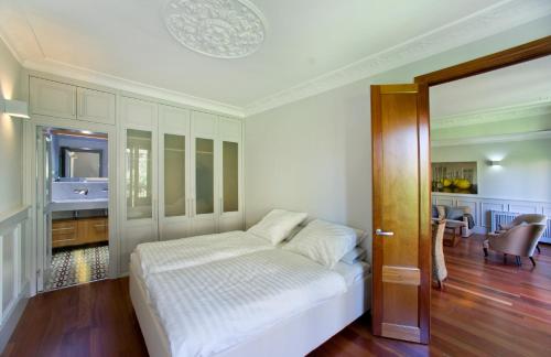 バルセロナにあるMontaber Apartment - Bailénのベッドルーム1室(ベッド1台付)、ダイニングルームが備わります。