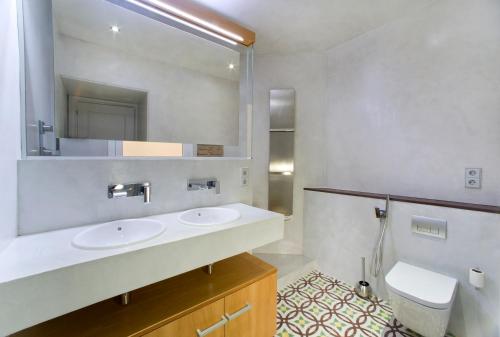 バルセロナにあるMontaber Apartment - Bailénのバスルーム(洗面台2台、鏡付)