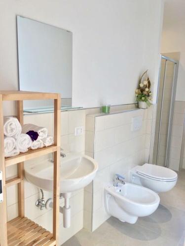 a bathroom with a sink and a toilet and a mirror at Casa Cesira in Pettenasco