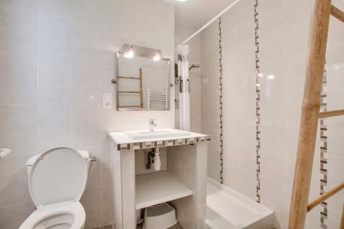 ビアリッツにあるWelkeys Apartment Mazagranの白いバスルーム(トイレ、シンク付)
