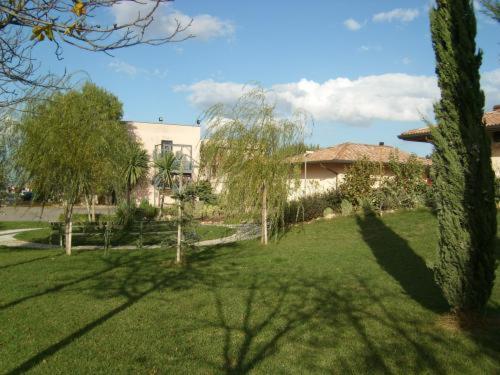 Jardín al aire libre en Hotel Giannina