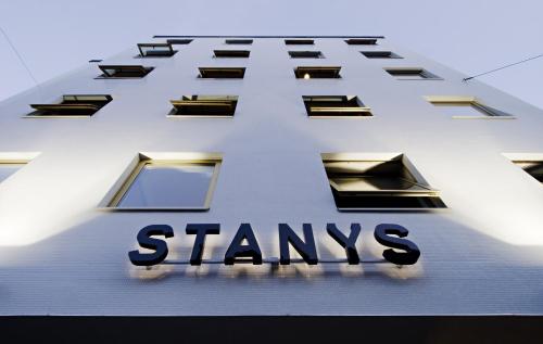 een Starbucksbucksbucks bord aan de zijkant van een gebouw bij Stanys - Das Apartmenthotel in Wenen