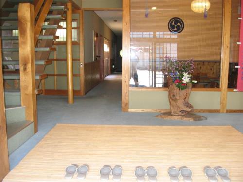 un grupo de zapatillas en el piso de un edificio en Yudanaka Yasuragi, en Yamanouchi