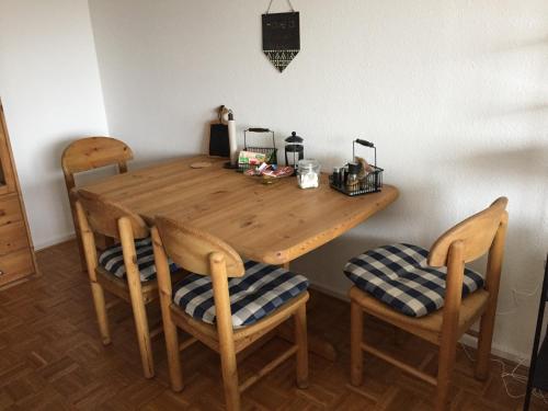 a wooden dining room table with two chairs at Münster City Apartment in Münster