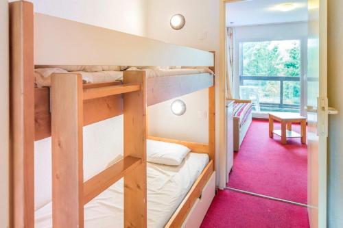 Bunk bed o mga bunk bed sa kuwarto sa Residence Le Pedrou - maeva Home
