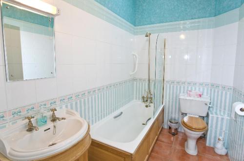 La salle de bains est pourvue d'une baignoire, de toilettes et d'un lavabo. dans l'établissement The Stables, à South Barrow