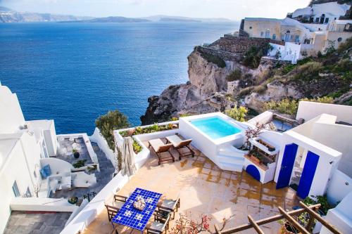 een uitzicht op de oceaan vanuit een villa bij Ifestio Villas Oia in Oia