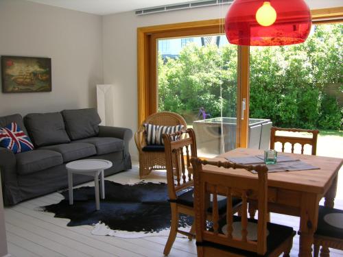 sala de estar con mesa y sofá en Bungalow-M, en Westerland