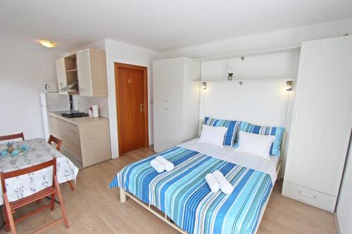 A bed or beds in a room at Apartment Josip