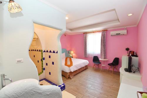 a bedroom with pink walls and a bed in it at Rock House in Eluan