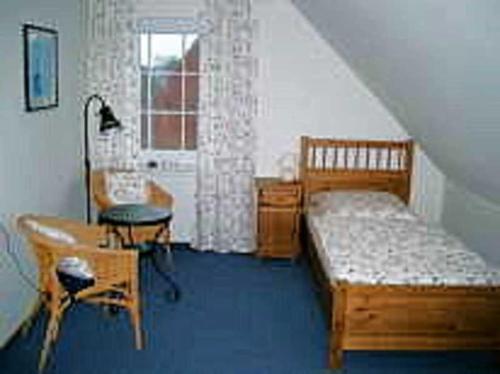 ネスマージールにあるDeichperle Nessmersielのベッドルーム1室(ベッド1台、デスク、椅子付)