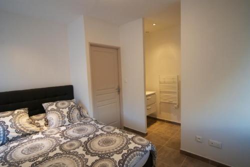 Jaujacにあるla maison de bonnevalのベッドルーム1室(ベッド1台付)、クローゼット1室が備わります。