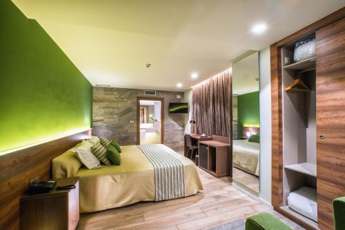 a bedroom with a bed and a green wall at Hotel Venta Baños in Cañada Hermosa