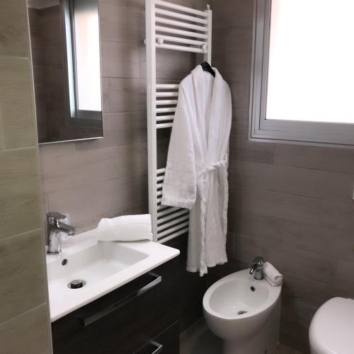 Bilik mandi di Hôtel Le Dauphin