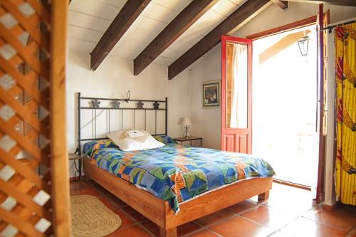 1 dormitorio con 1 cama en una habitación en Casa Montecote Eco Resort en Vejer de la Frontera