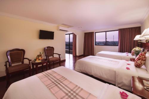 Ένα ή περισσότερα κρεβάτια σε δωμάτιο στο Smiling Deluxe Hotel