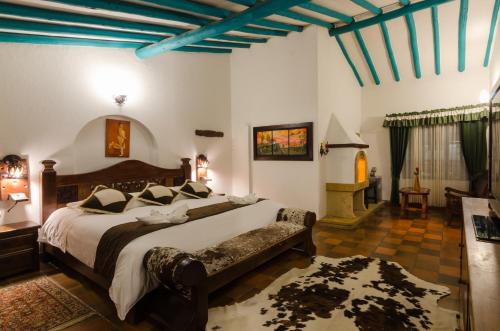 een slaapkamer met een groot bed in een kamer bij Hotel Antonio Nariño in Villa de Leyva