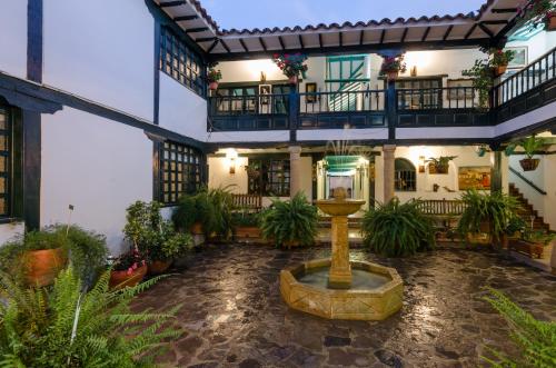 a courtyard with a fountain in the middle of a building at Hotel Antonio Nariño in Villa de Leyva